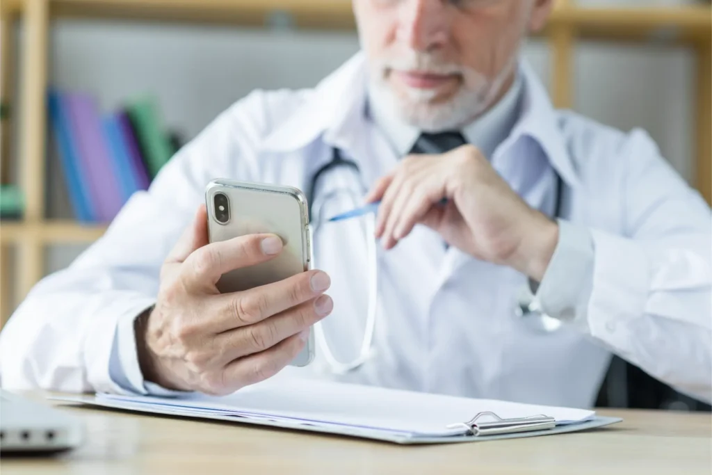 Por que o site da sua clínica não agenda (mesmo rodando tráfego) 1 Sistema de agendamento de pacientes na tela de um consultório odontológico