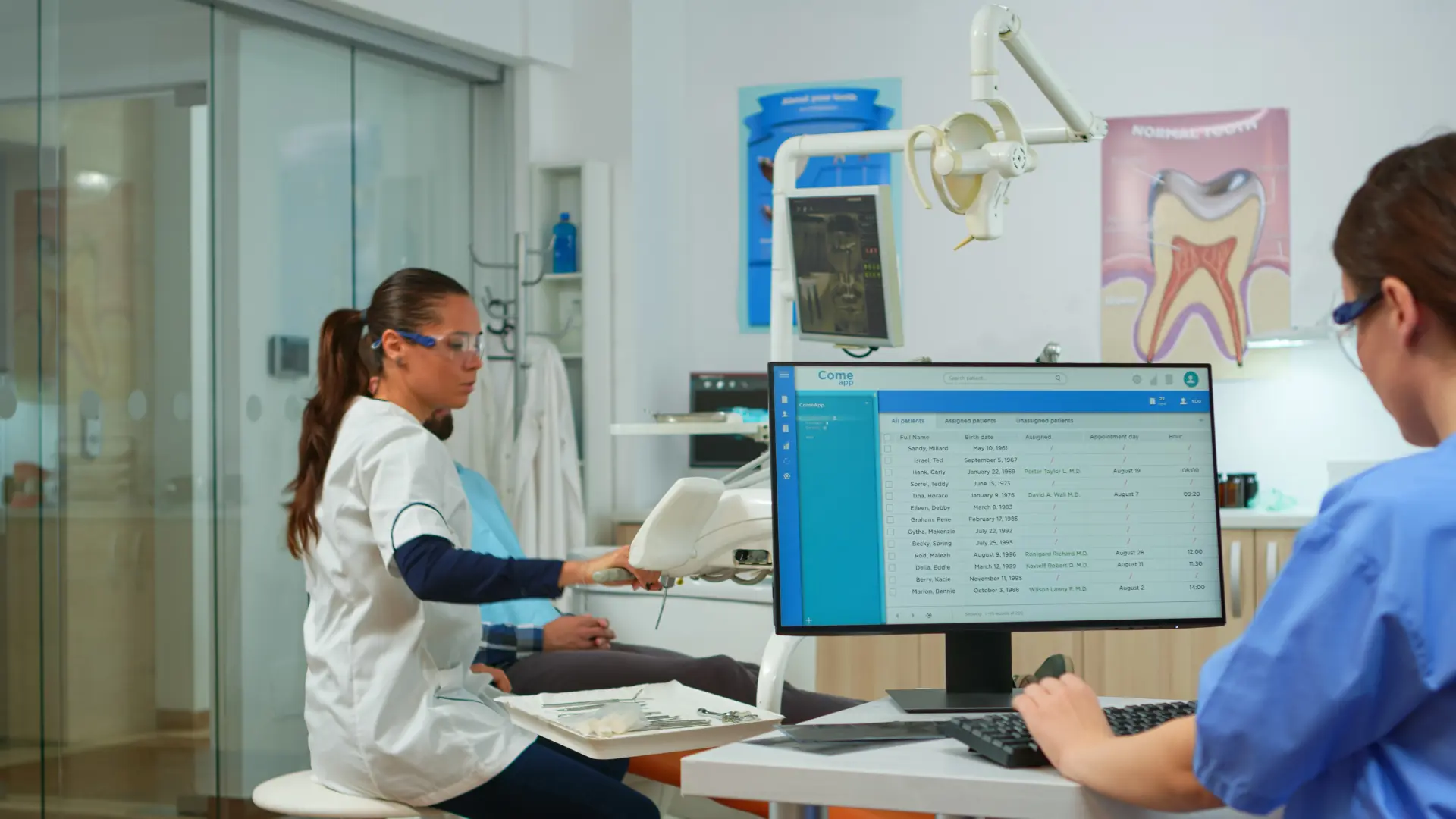 Por que o site de clínica não agenda: médico e enfermeira de clínica analisando um exame em tablet
