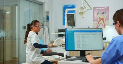 Por que o site de clínica não agenda: médico e enfermeira de clínica analisando um exame em tablet